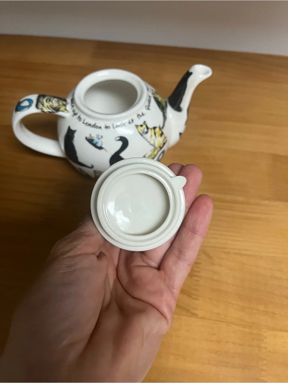 Kit-Tea Cat Porcelain Teapot designed in England by Paul Cardew